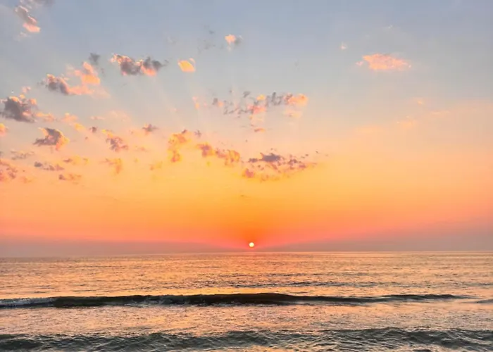 Egiana's Apartment- Inspired By The Sea דירה גולם